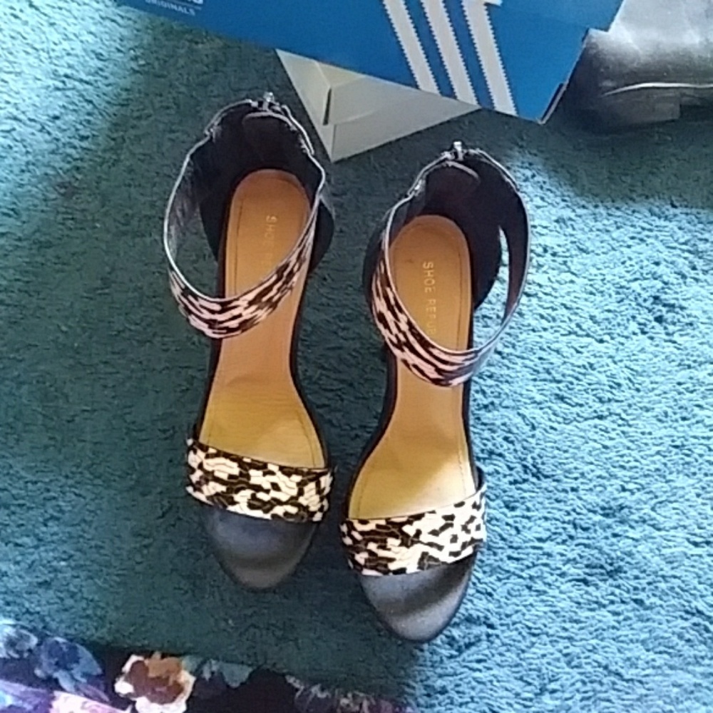 Stiletto Pump with marble like straps 1wear